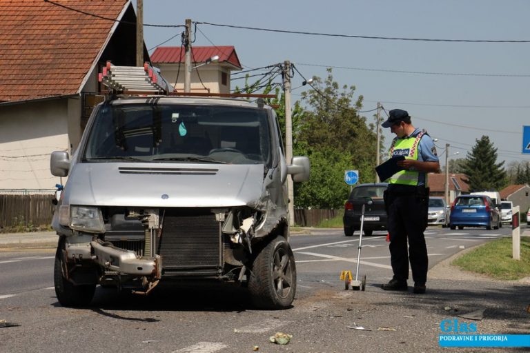 [FOTO] Sudarila se dva kombi vozila
