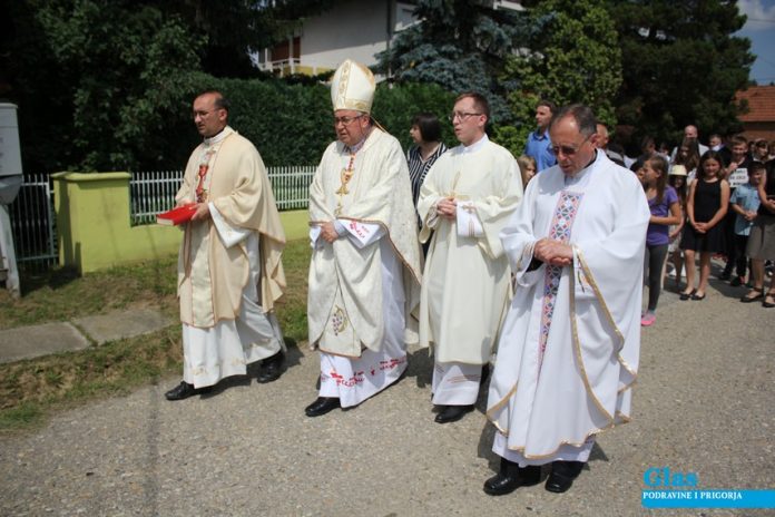 Reka procesija i misa povodm 40 godina župe (37)