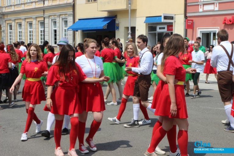 Maturanti otplesali salonsko kolo