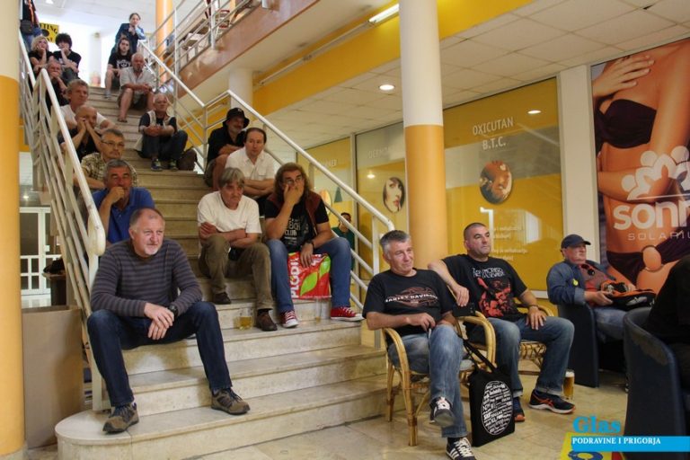 [FOTO] Frontmen grupe Buldožer održao koncert u sklopu Vinilije 2