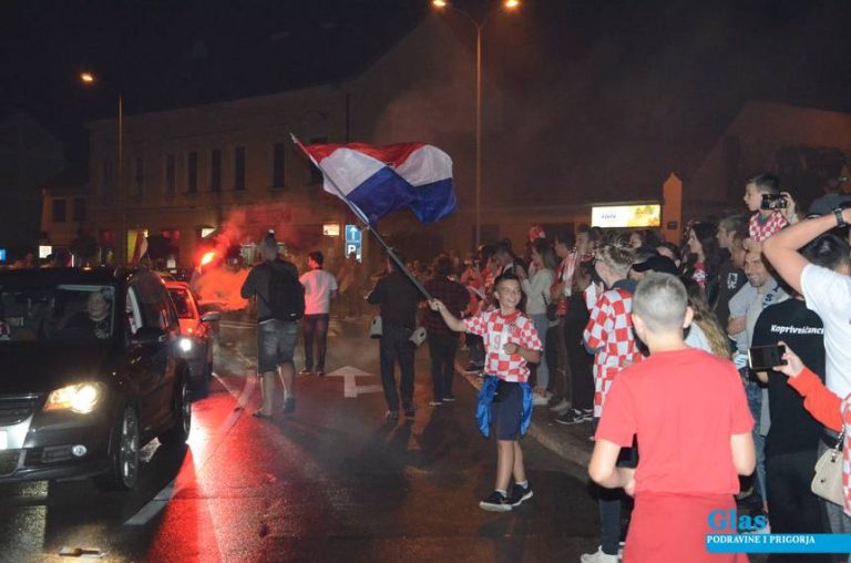 [FOTO] Slavi se povijesni uspjeh Vatrenih!