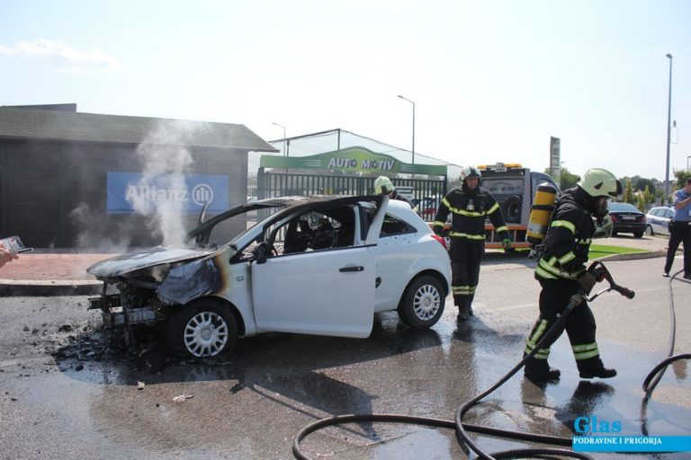 [FOTO] Zapalio se automobil usred vožnje