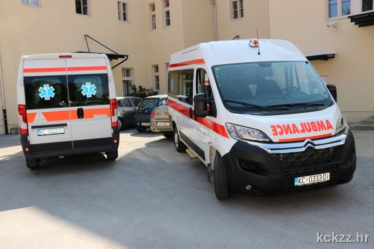 Izudarao sina letvom po glavi pa svojom glavom oštetio medicinsko vozilo