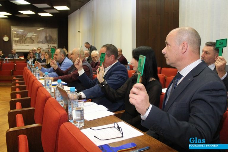 [FOTO] Vijećnici donijeli odluku o sufinanciranju smještaja kod dadilja, roditelji predali peticiju protiv nje