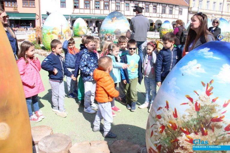 [FOTO] Na Zrinskom trgu izložene pisanice koje uoči Uskrsa putuju u Krakov i Varšavu