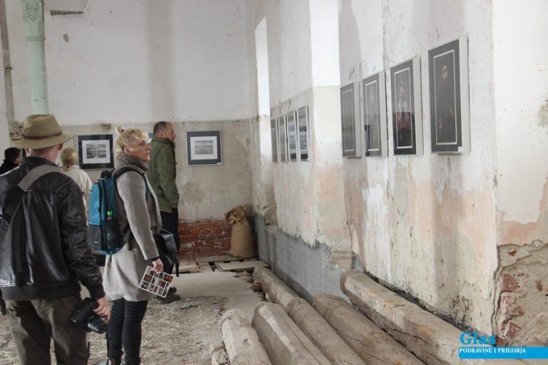 [FOTO] Izložba fotografija i kiša danas spojili Koprivnicu i London