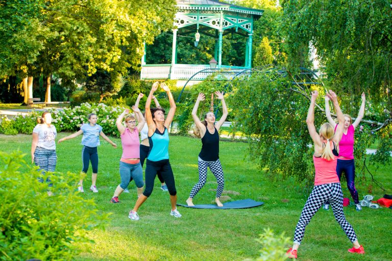 [LJETO NA ZRINSKOM] Naoružaj se pozitivnom energijom, budi dio FIT zone, vježbaj pod vedrim nebom koprivničkog parka