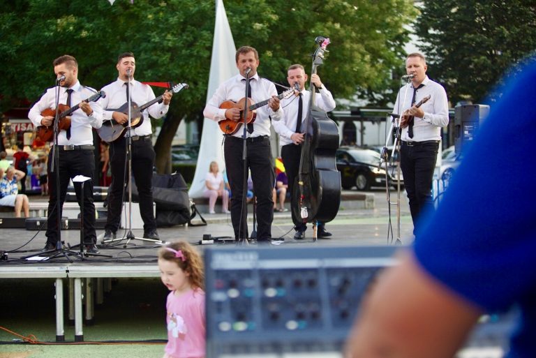 [FOTO] Nakon pobjede Slavena na trgu zasvirali Tamburaši bez imena