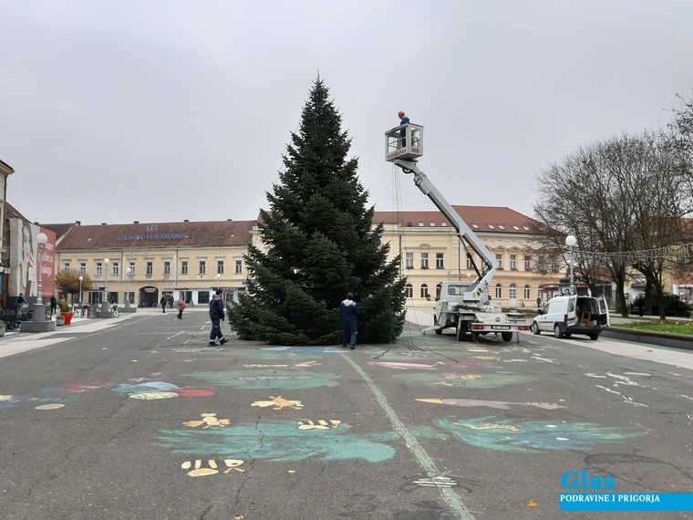 Počelo blagdansko ukrašavanje grada
