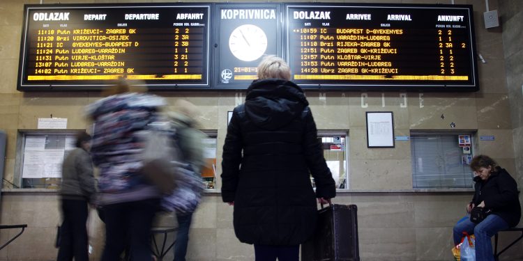 Prosjak na kolodvoru izvrijeđao i pošpricao ženu koja mu je odbila dati novac