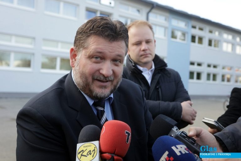 Koprivnička OŠ Braća Radić roditeljima učenika isporučila tablete, s virtualnom nastavom počinju u srijedu
