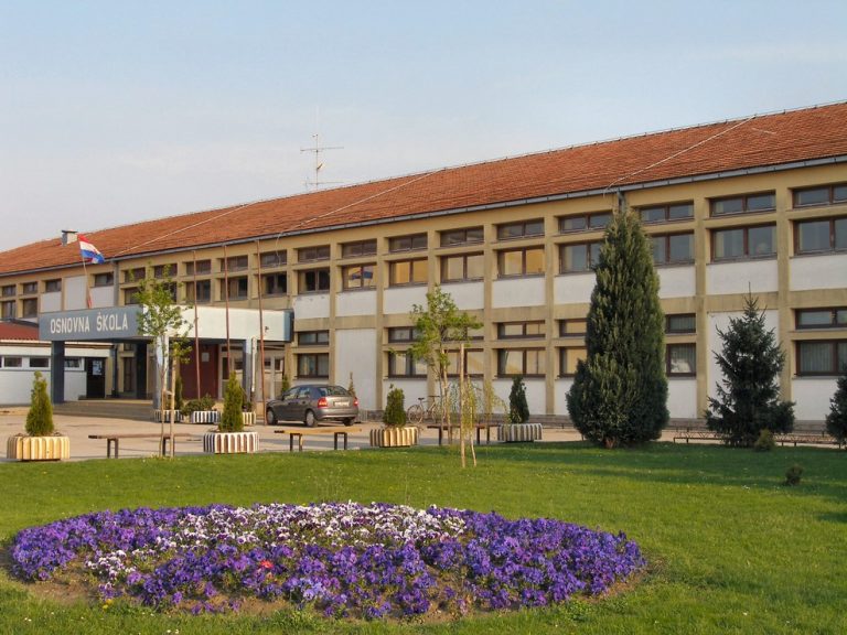 Nastavnice pričaju da škola prelazi na online nastavu, ravnatelj ih demantira