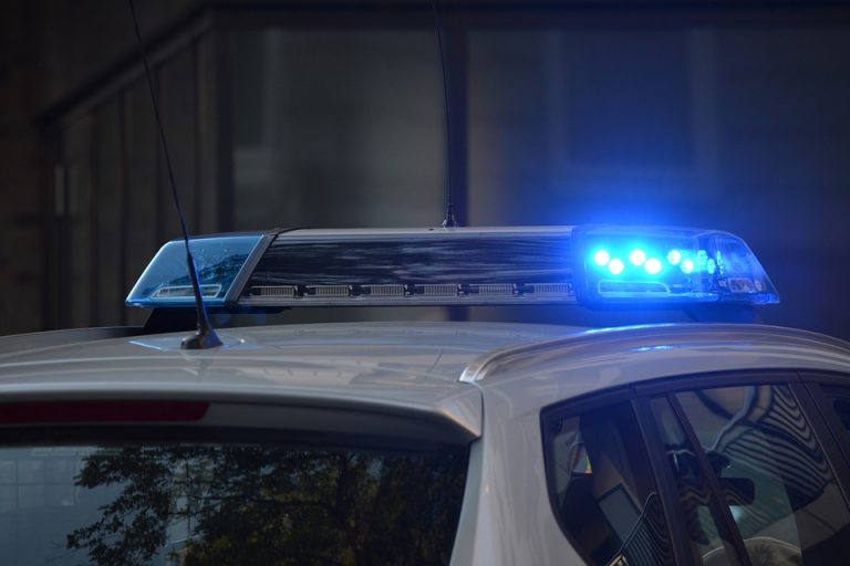 Policija pronašla počinitelja koji je u Koprivnici oštetio stolove i policu odjeće