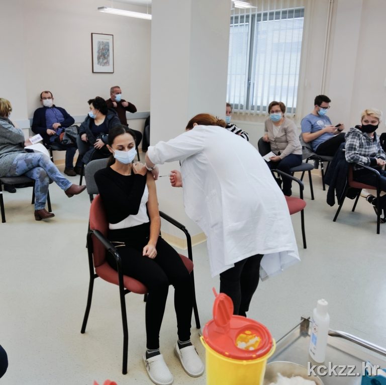 Tijekom vikenda cijepljeni su djelatnici županijskog zdravstvenog sustava, a u narednim danima cijepit će se i ostatak zaposlenika i korisnika domova za starije
