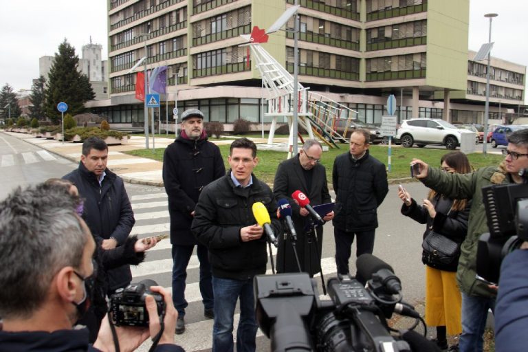 Mostovci održali konferenciju za novinare ispred Podravkine sedmerokatnice