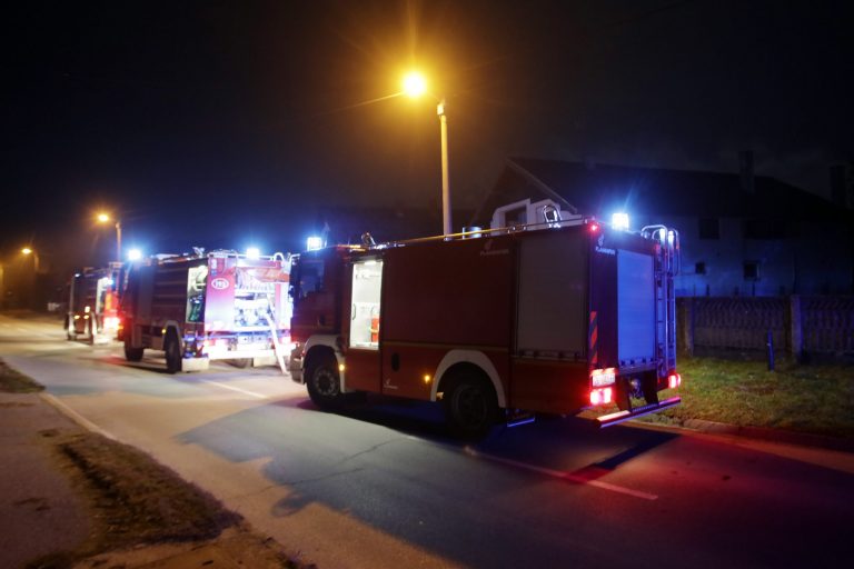 U večernjim satima vatra zahvatila obiteljsku kuću