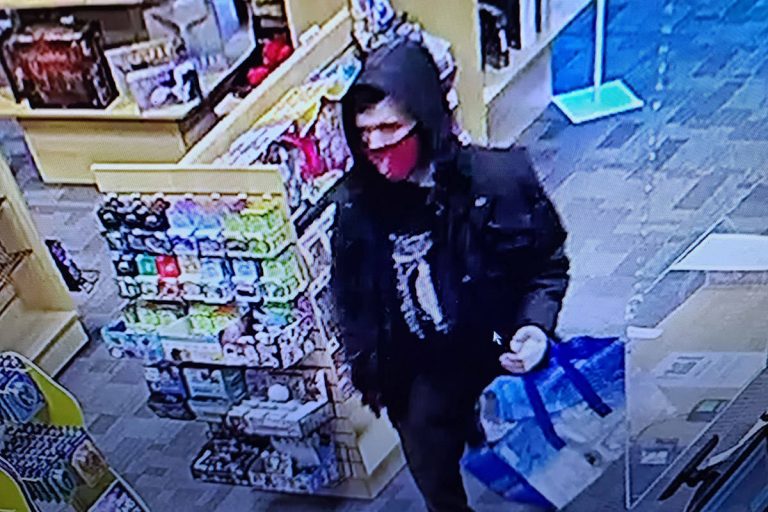 Iz trgovine ukrali kozmetiku, hranu i alkohol