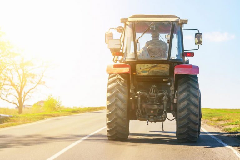 Neregistriranom traktorskom prikolicom udario u osobni automobil