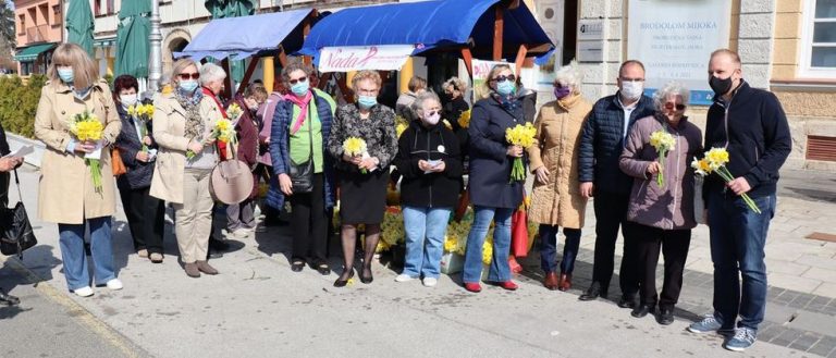 FOTO  //  U Koprivnici obilježen Dan narcisa posvećen ženama oboljelim od raka dojke