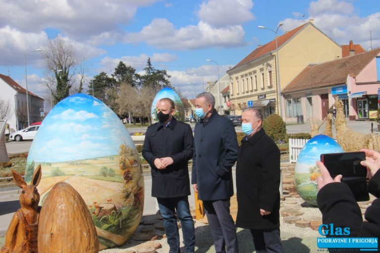 FOTO //  I ove godine velike pisanice krase koprivnički trg