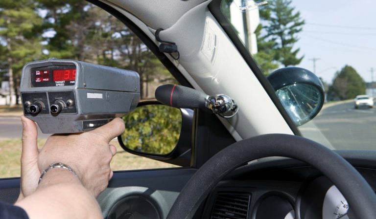 Brzina koja je mogla završiti tragedijom, vozačica kroz naselje jurila 135 km/h