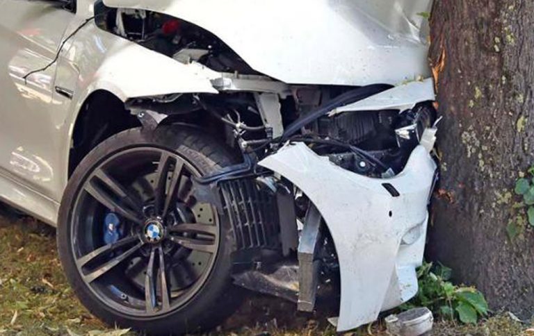 Mladi vozač prebrzo vozio BMW pa završio u stablu kraj ceste