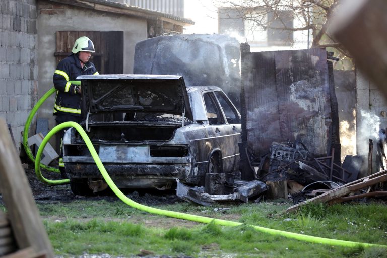Usred dana vatra zahvatila automobil, šteta oko 6000 eura
