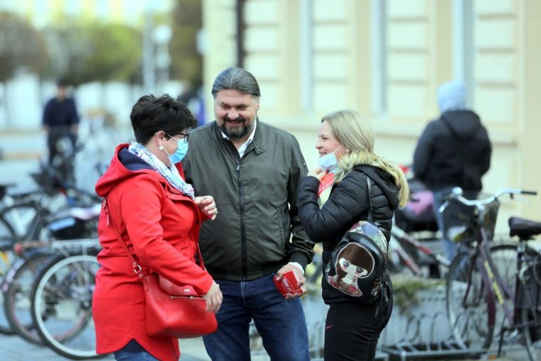 FOTO  //  Predstavnici županijskog i gradskog SDP-a družili se s građanima Koprivnice i čestitali Uskrs