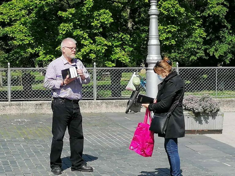 Amerikanci dijele besplatne Biblije u centru Koprivnice