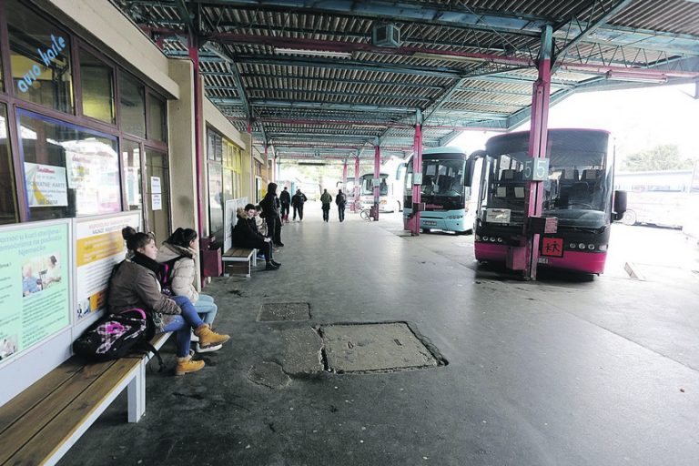 Derutni kolodvori nisu obnovljeni bar pola stoljeća, a putnika danas gotovo da i nema