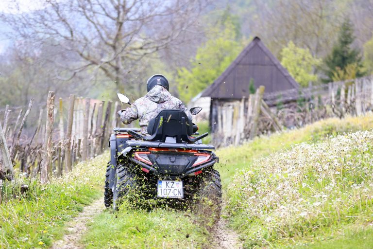 Neprilagođena brzina zamalo skupo koštala, quad se prevrnuo, prikolica udarila u auto