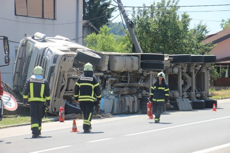 FOTO // Zbog prometne nesreće obustavljen promet između Koprivnice i Ludbrega
