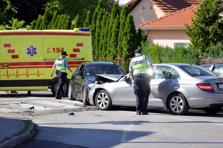 FOTO Maloprije se dogodio sudar tri automobila nedaleko centra grada, hitna na mjestu nesreće