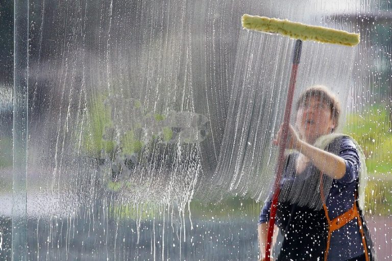Pada nezaposlenost uz rast potražnje za radnicima