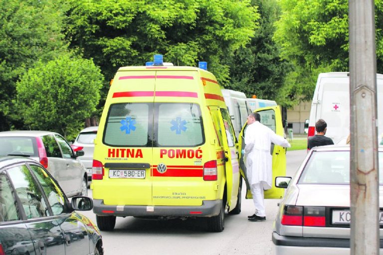NEPAŽNJA Mladić na motoru sletio s ceste i stradao