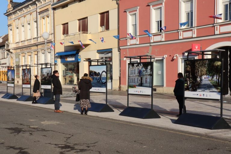 Postavljena izložba fotografija u centru Koprivnice