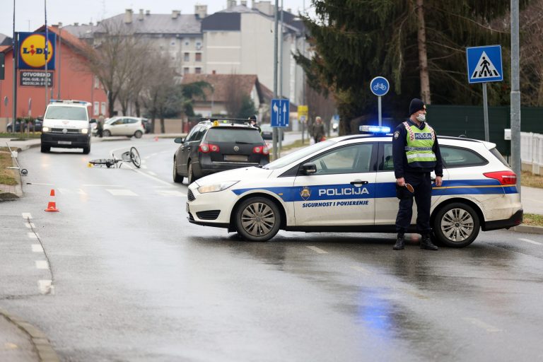 Nakon prometne nesreće pobjegao s mjesta događaja, policija pronašla vozilo i traga za vozačem