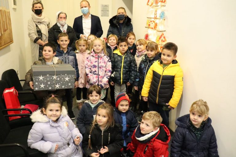 Vrtićarci tradicionalno okitili bor u koprivničkoj Gradskoj upravi