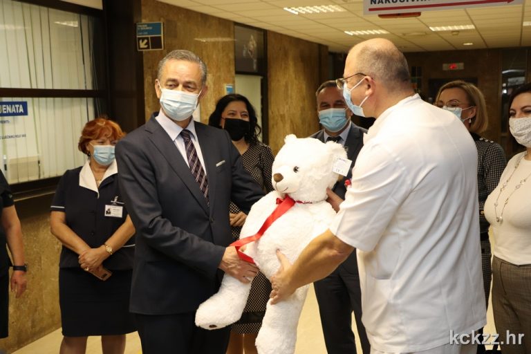 U posjet novorođenoj djeci u koprivničkoj bolnici stigao i župan Koren s medvjedićem