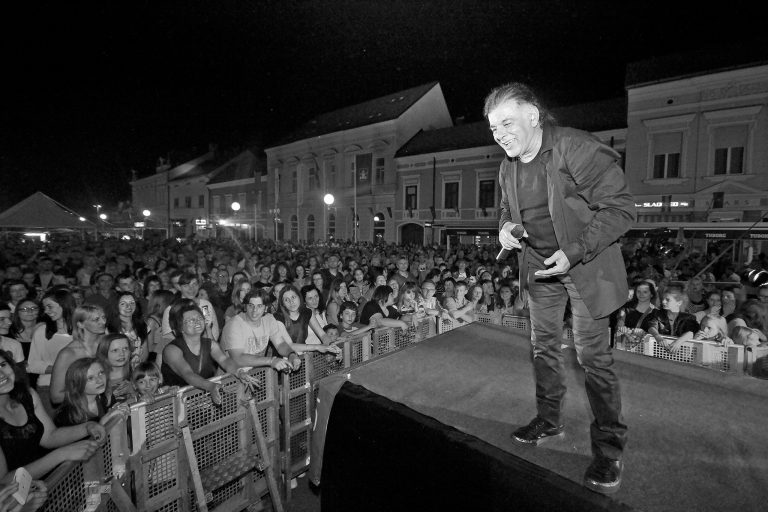 Umro Aki Rahimovski, poznati pjevač još poznatijeg Parnog Valjka