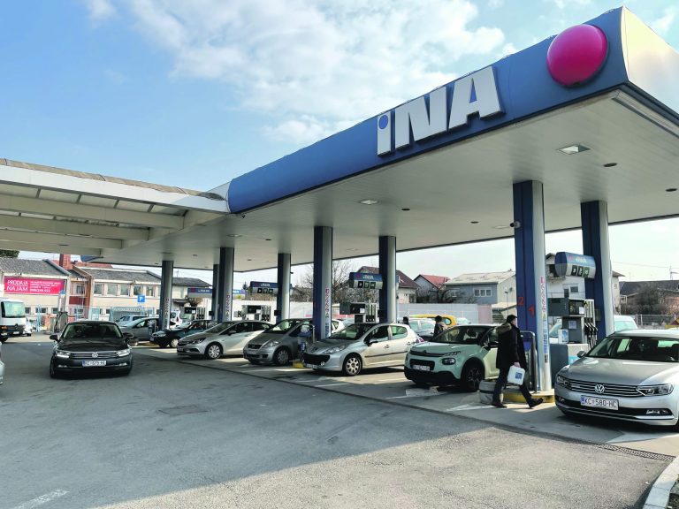Ni benzinska im nije sveta, potukli se unutar i izvan nje
