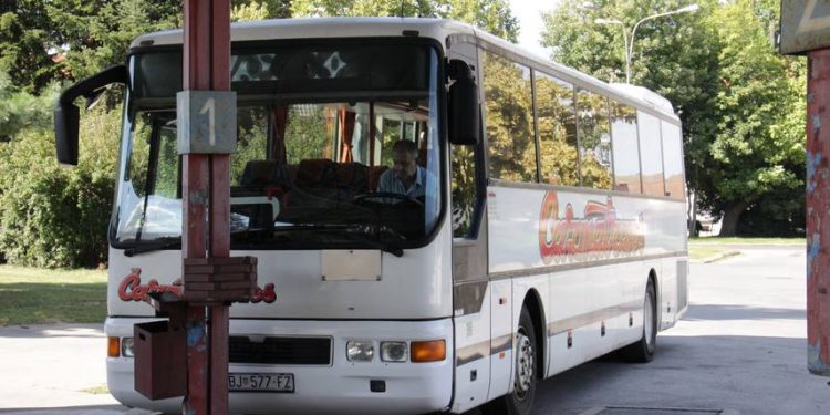 Autobusom pokupio banderu