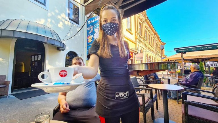 Od ‘besplatne vode’ do naplate hlada i dodatnog tanjura. Što se zapravo naplaćuje u europskim restoranima i kafićima?
