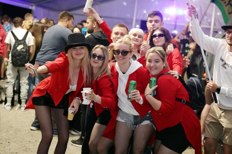 FOTO // Maturanti velikom proslavom pod šatorom na Bašći pozdravili srednju školu