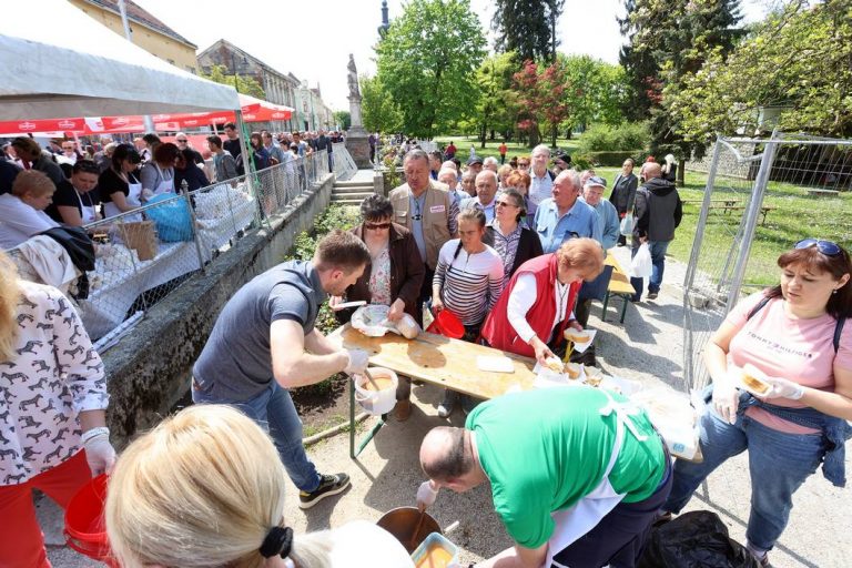 FOTO // Prvomajski grah u Koprivnici ponovno privukao mnoštvo, tražila se porcija više