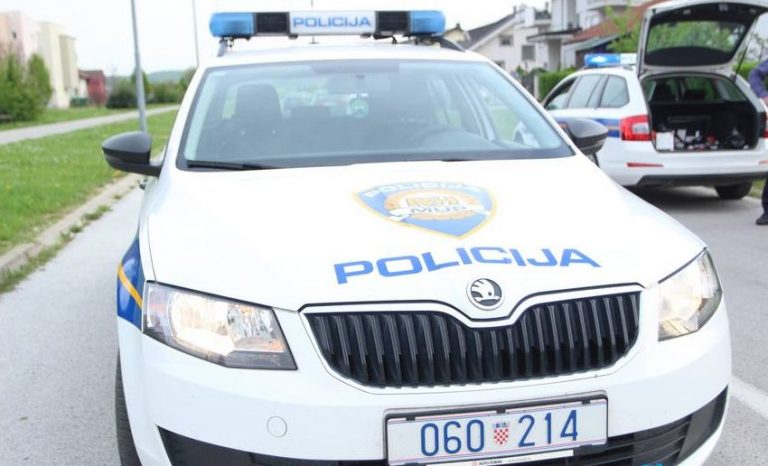 Udario policijsko vozilo na izlasku s parkirališta