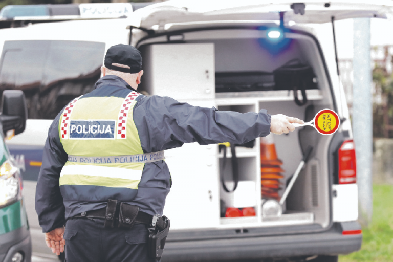 Mladić krenuo pretjecati pa skrivio sudar dva Opela