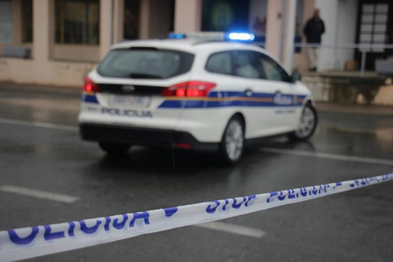 Dvojac u pokušaju pljačke uletio u kuću i napao domaćina