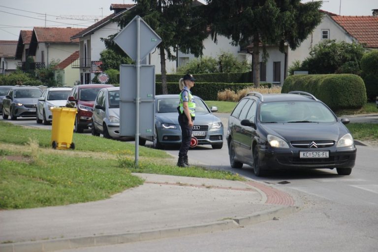 Usred bijela dana udario Peugeot pa pobjegao, traži ga policija