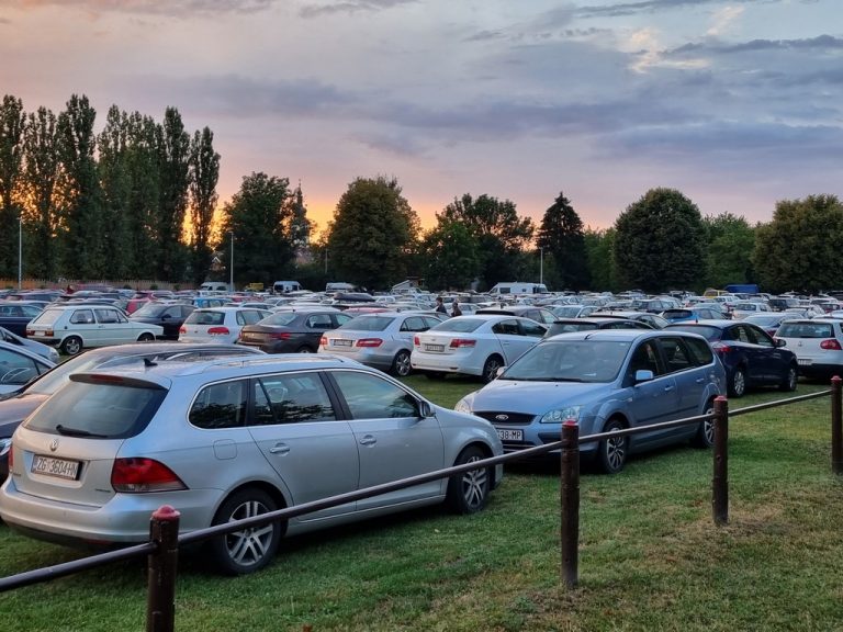 Bugarin na gradskom sajmištu iz otključanih autombila krao novčanike